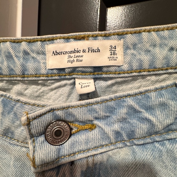 NWT Abercrombie & Fitch Curvy Love - Light Blue High Rise Jeans, size 34 - Picture 2 of 4